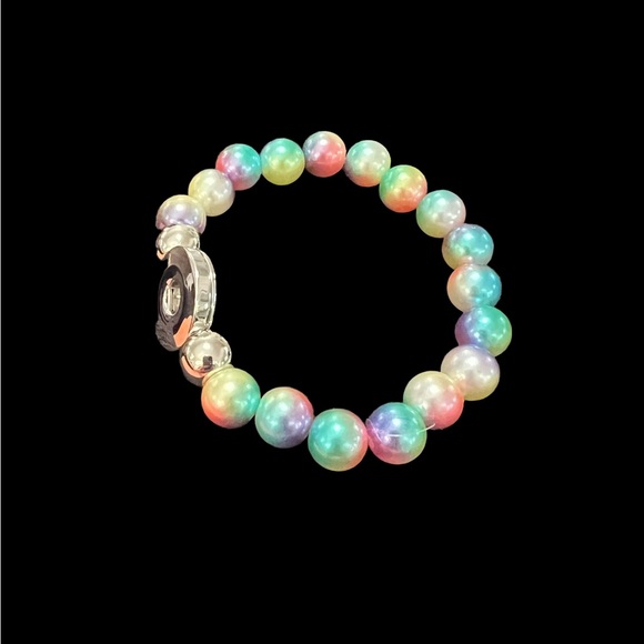 Multi color iridescent snap button stretch bracelet. - Picture 4 of 5